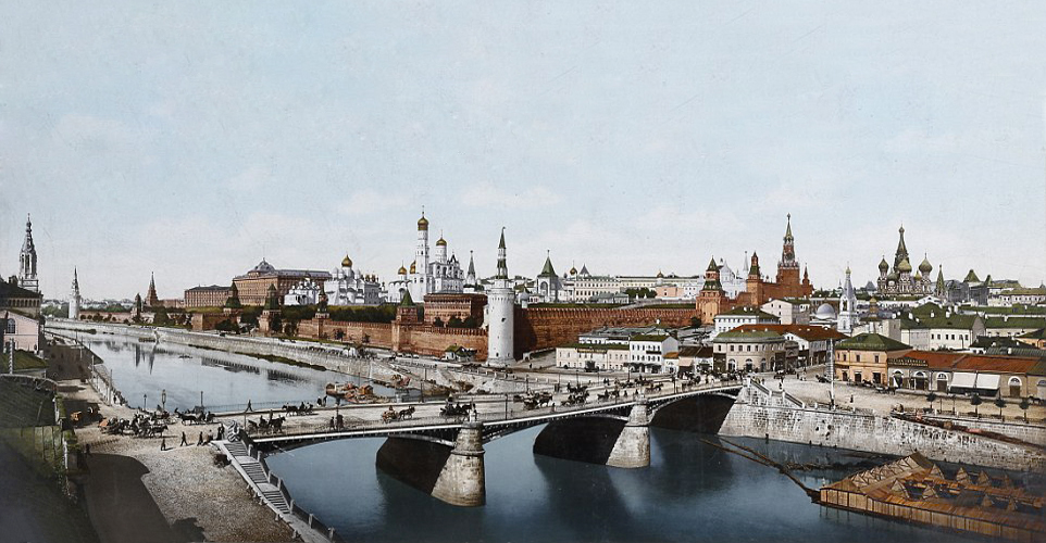 Москва-река, выезд из-под моста с видом на Кремль